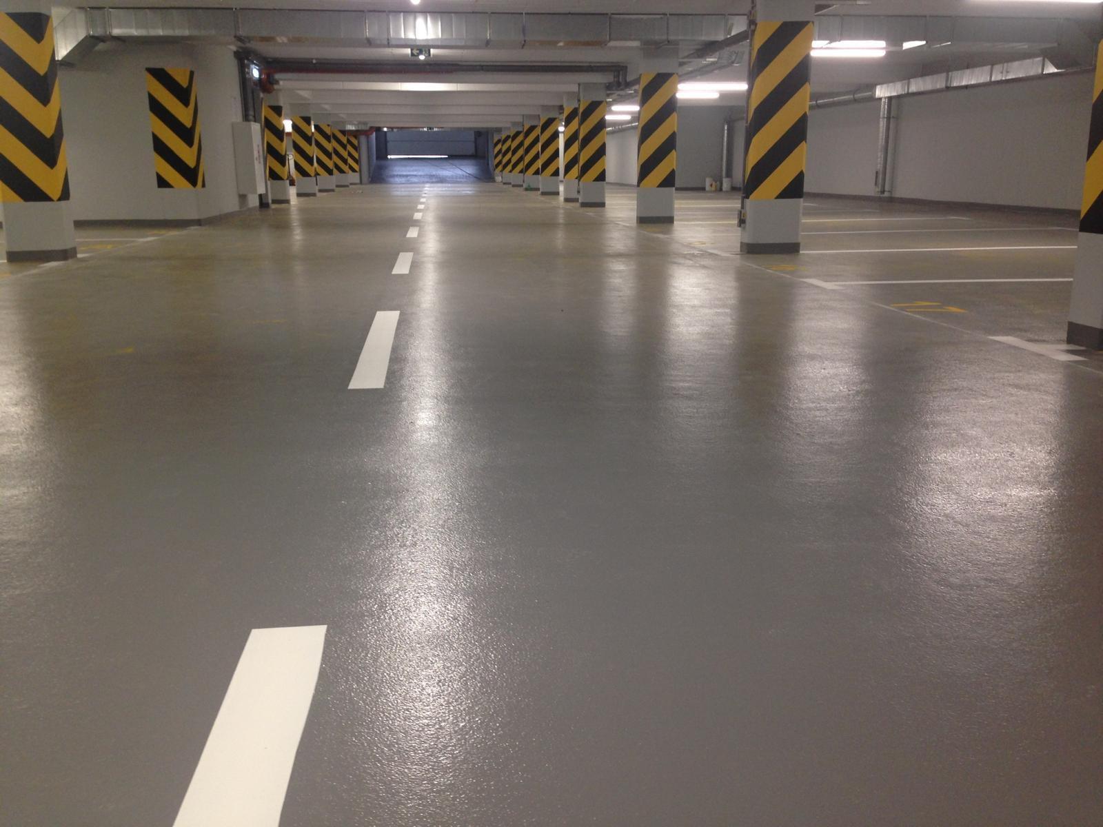 Parking podziemny, Posadzka żywiczna z liniami
